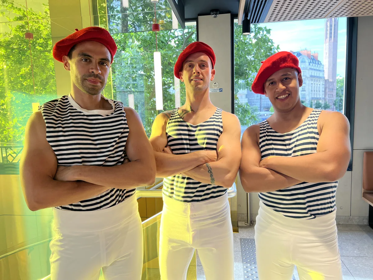 Trois danseurs de Calisabor en marinière lors d'une animation d'entreprise à Paris