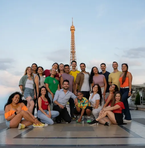 Les élèves devant la tour Eiffel