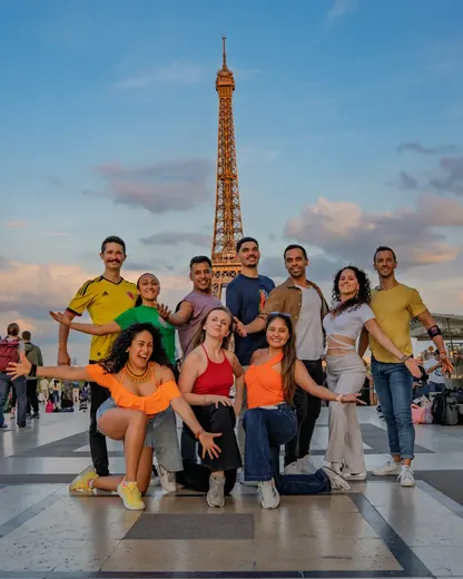 Les élèves devant la tour Eiffel