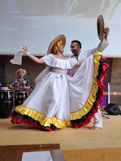 Un couple de cumbia sur scène