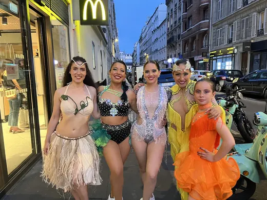 Animation dans la rue, à Paris
