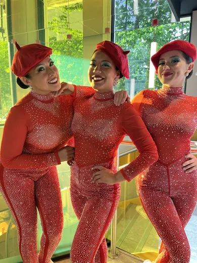 Trois danseuses, animation à Paris