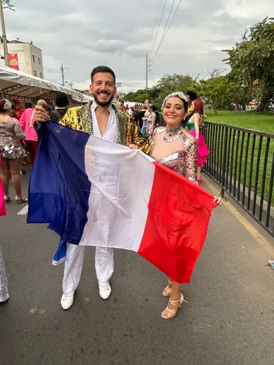 Salsódromo de la Feria de Cali, 2023 : un couple et le drapeau français