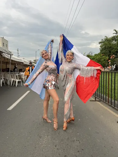 Salsódromo de la Feria de Cali, 2023 : un duo, drapeaux à la main