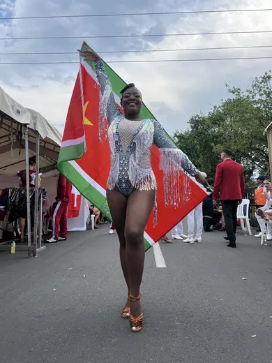 Salsódromo de la Feria de Cali, 2024 : avec le drapeau surinamien