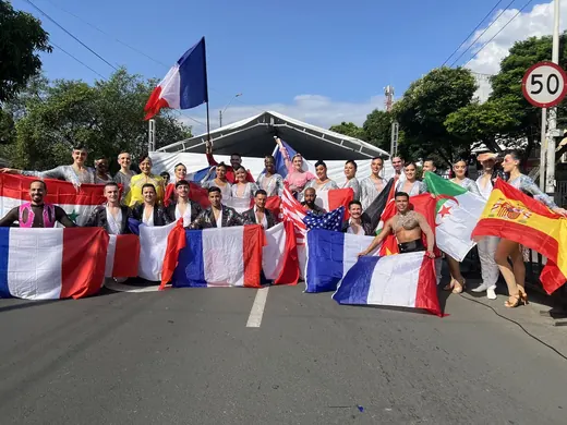 Salsódromo de la Feria de Cali, 2024 : drapeaux à la main