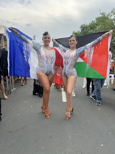 Salsódromo de la Feria de Cali, 2024 : un duo, drapeaux à la main