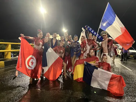 Salsódromo de la Feria de Cali, 2025 : drapeaux à la main, de nuit