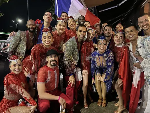 Salsódromo de la Feria de Cali, 2025 : la troupe, de nuit
