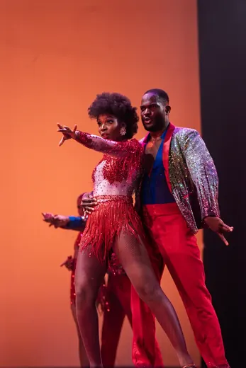 Un couple en costume rouge sur scène