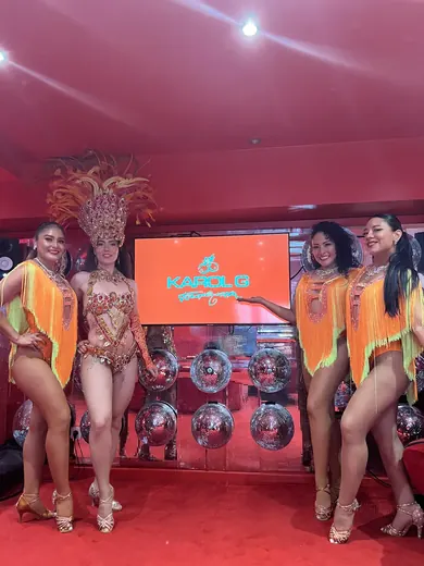 Les danseuses lors de la soirée Karol G